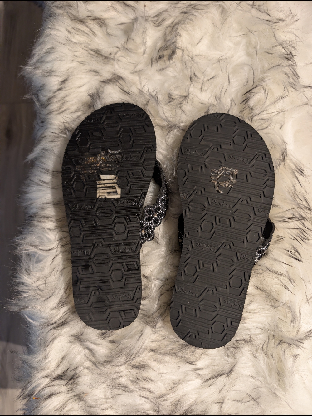 Skechers Black Beaded Floral Thong Sandals - Picture 4 of 4